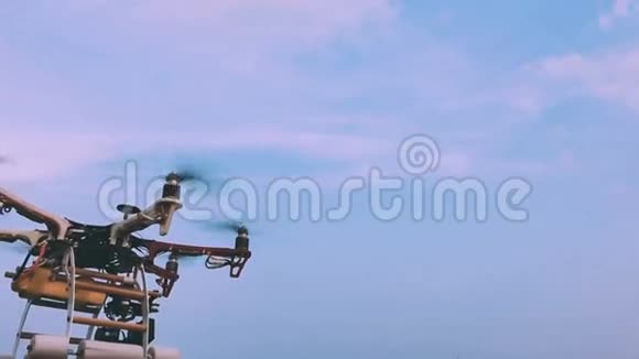 无人机在风力涡轮机附近飞行动作缓慢视频的预览图