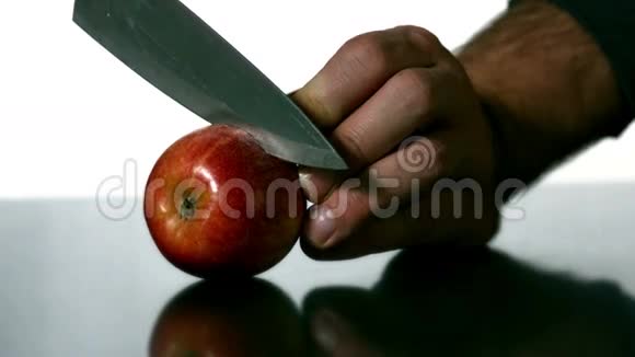 人用大刀切苹果视频的预览图