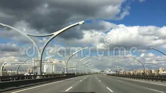 从现代高速公路上的移动汽车上观看有醒目的标志和标志有俄语街道名称视频的预览图