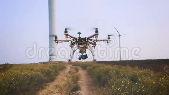 无人机在风力涡轮机附近飞行动作缓慢视频的预览图