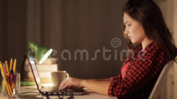 晚上在家打手提电脑的学生或妇女视频的预览图