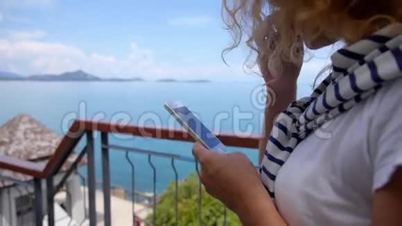 年轻女性手机短信视频的预览图