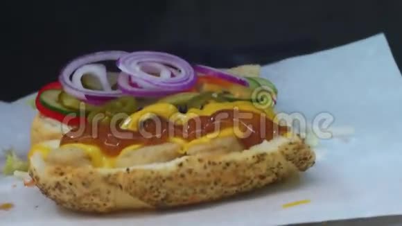 在快餐三明治中加入汤视频的预览图