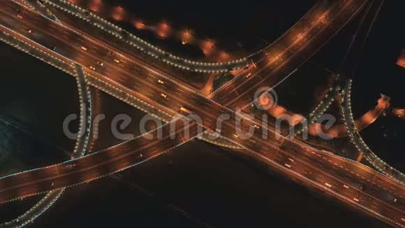 夜间高速公路立交的高空俯视图从上面俯瞰道路交叉口汽车交通和交通堵塞视频的预览图