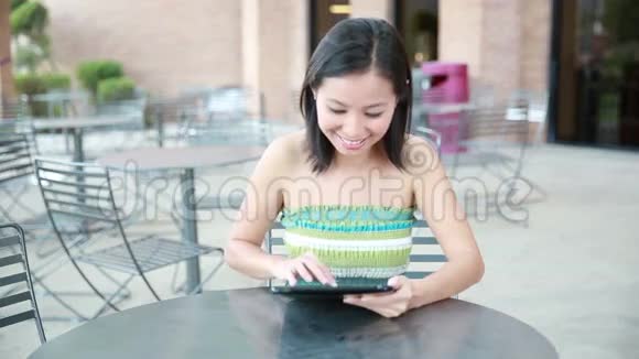 平板电脑女人微笑视频的预览图