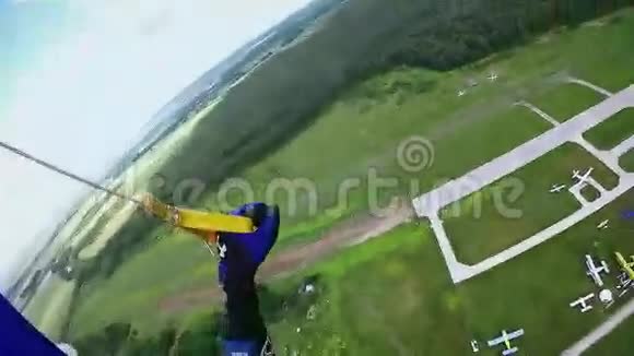 跳伞女孩降落在绿野上极限运动降落伞专业人员视频的预览图