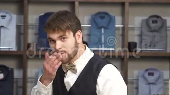 服装店穿西装的时尚男士视频的预览图