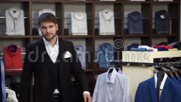 服装店穿西装的时尚男士视频的预览图