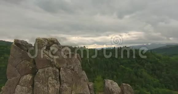 飞越森林之上的岩石视频的预览图