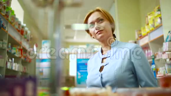女药剂师站在药房柜台视频的预览图