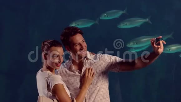 快乐情侣在水族馆自拍视频的预览图