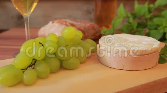 加白葡萄酒葡萄和面包视频的预览图