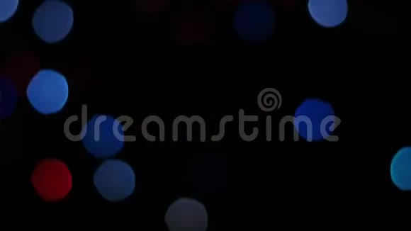 彩色灯光在黑色背景上闪烁动态动态视频的预览图