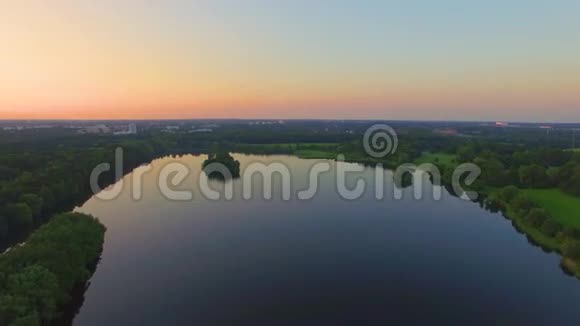 德国汉堡美丽的黄昏湖日落在城市公园从顶部观看视频的预览图