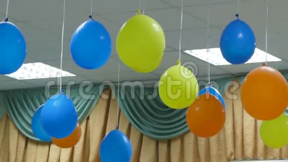 吊在天花板上的气球庆祝生日慢动作视频视频的预览图