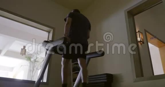 健身房里的人在跑步机上锻炼视频的预览图