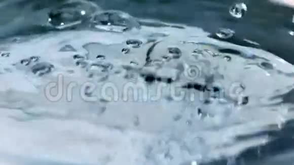 水面上冒出气泡视频的预览图