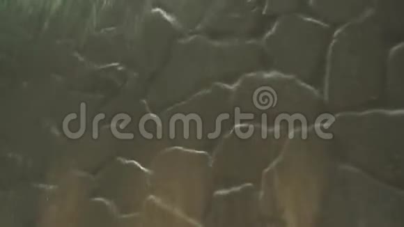 石墙背景下的人工瀑布视频的预览图