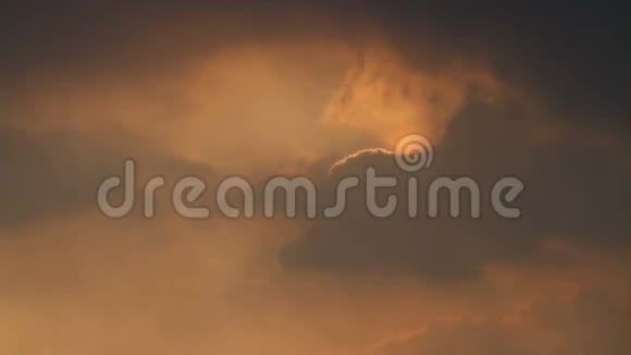 在橙色天空的云后太阳视频的预览图