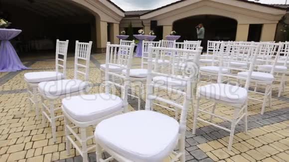 婚礼仪式上从过道到后面的一排排椅子视频的预览图
