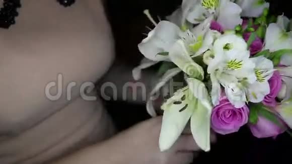 带白色百合和粉红色玫瑰的花束视频的预览图