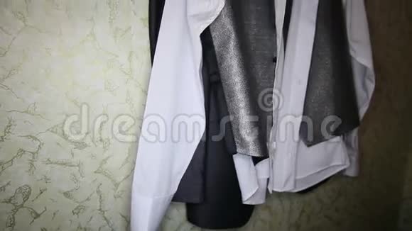 新郎黑白西装带银色背心视频的预览图