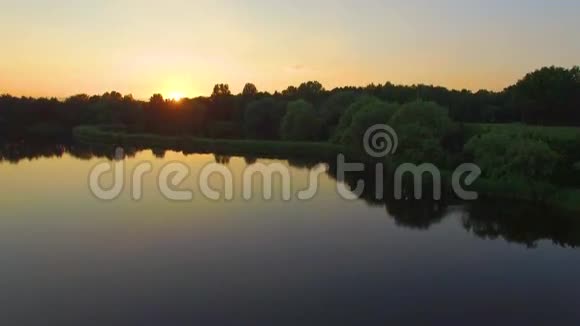 德国汉堡美丽的黄昏湖日落在城市公园从顶部观看视频的预览图