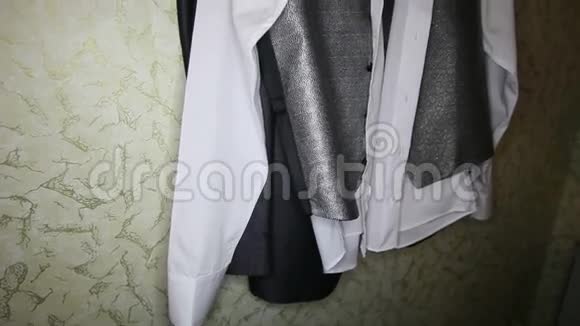 新郎黑白西装带银色背心视频的预览图