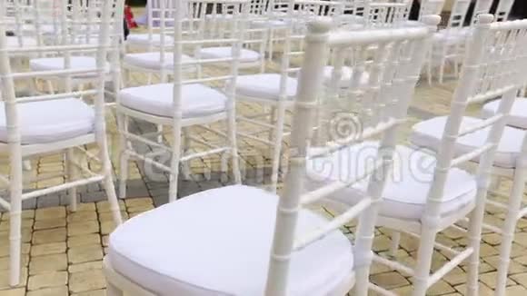 婚礼仪式上从过道到后面的一排排椅子视频的预览图