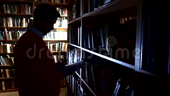 那个人把书放在图书馆的位置视频的预览图
