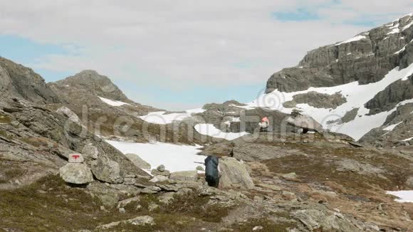 在挪威山区徒步旅行视频的预览图