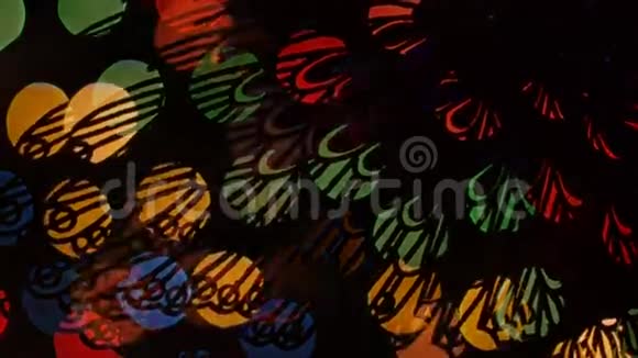 蝴蝶灯在黑色背景上闪闪发光形状视频的预览图