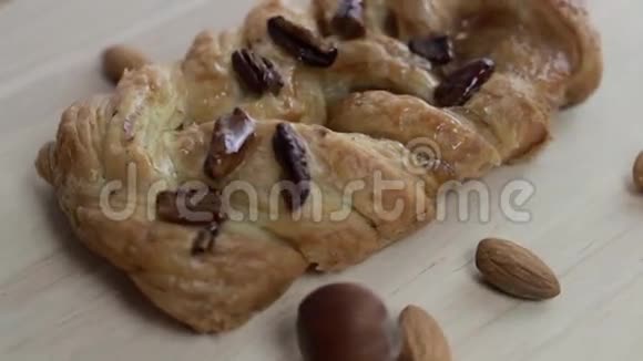面包店木桌上有坚果和糖浆的面包视频的预览图