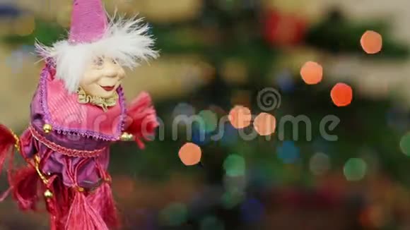 圣诞女巫玩具在波克摇动标题领域视频的预览图