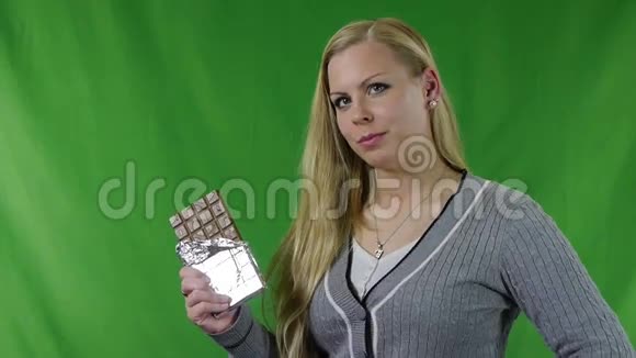 一位年轻女子品尝巧克力棒视频的预览图
