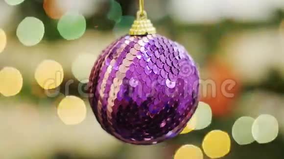 圣诞紫球在背景下晃动视频的预览图