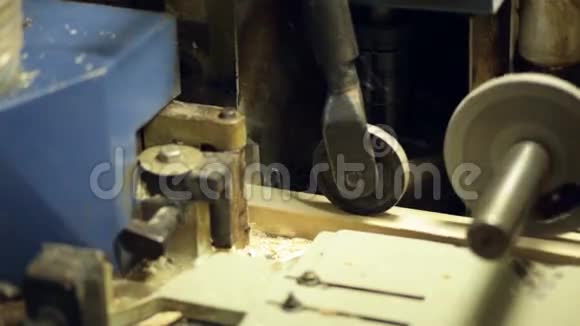 专业的机器木材视频的预览图