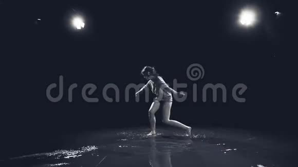 女孩在水上跳舞在工作室的黑色背景视频的预览图