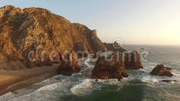 日落鸟瞰美丽的海滩普拉亚达乌尔萨视频的预览图