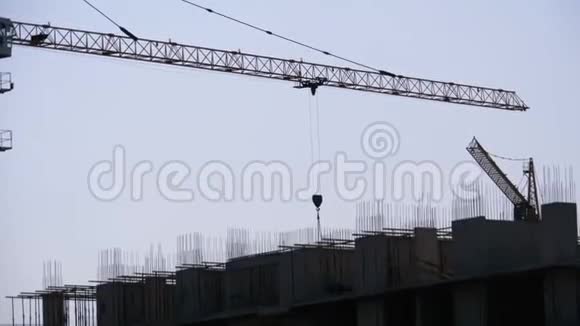 建筑施工建筑工地上的塔式起重机视频的预览图