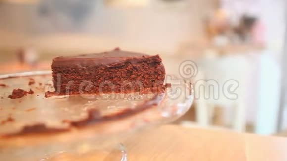 玻璃菜中的巧克力蛋糕视频的预览图