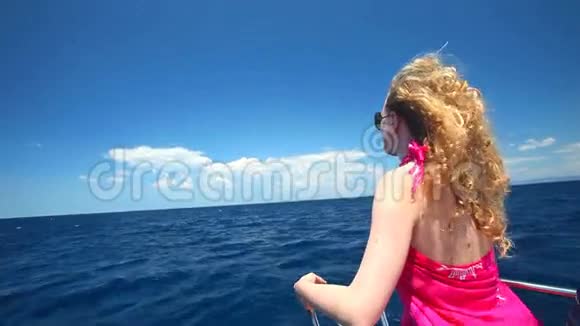 坐在帆船船头欣赏海景的女人视频的预览图