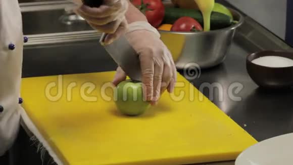 厨师切青苹果特写视频的预览图