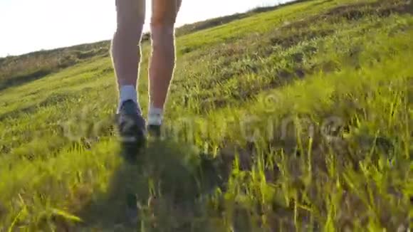年轻人跑过青山越过蓝天背景男性运动员在日落时在大自然中慢跑体育运动员视频的预览图