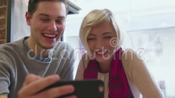 视频通话使用电话进行视频聊天的快乐情侣视频的预览图