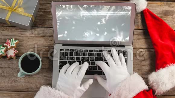 圣诞老人使用带有圣诞雪花的笔记本电脑视频的预览图