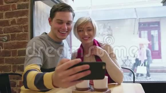 视频通话使用电话进行视频聊天的快乐情侣视频的预览图