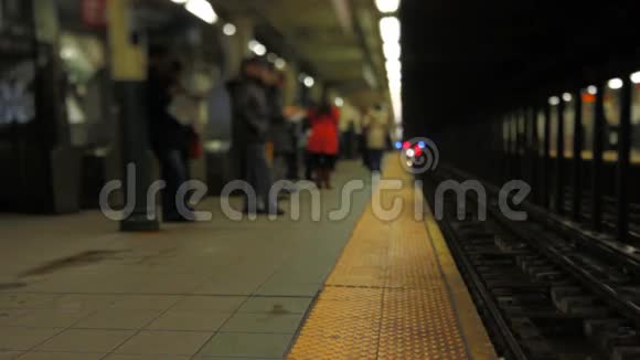 纽约地铁乘客乘坐倾斜班次视频的预览图
