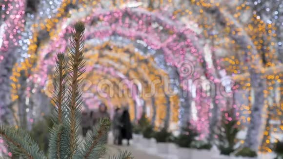 人们沿着装饰华丽的街道行走在美丽的彩色花环的背景上视频的预览图