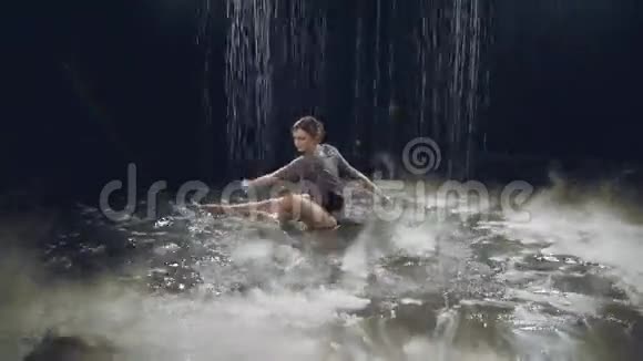 女孩在水上跳舞在工作室的黑色背景视频的预览图